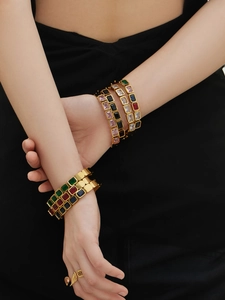 Dettaglio del bracciale placcato oro 18k con pietre rettangolari colorate sul polso