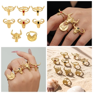 Dettagli dei anelli testa di toro placcati in oro 18k con diverse angolazioni e stile