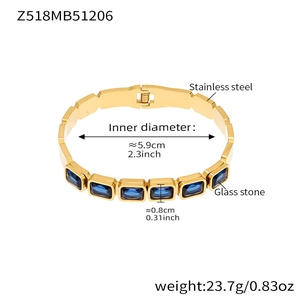 Detail van 18k vergulde rvs armband met blauwe glasstenen en afmetingen van het sieraad