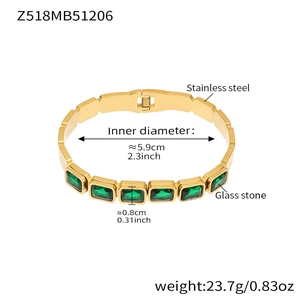 Detailweergave van de gouden roestvrijstalen armband met groene stenen en afmetingen
