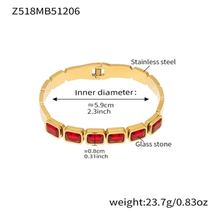 Gedetailleerde maten van gouden roestvrijstalen armband met rode glazen stenen