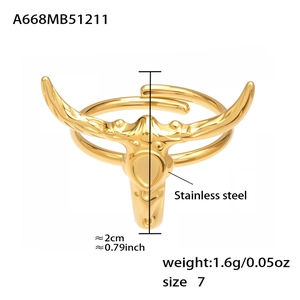 Makro-Detail des goldenen Bullen-Rings mit Maßen und 1,6 g Edelstahl-Spezifikationen
