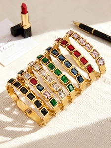 Dettaglio di bracciali placcati oro 18k in acciaio inox con pietre di vetro rettangolari