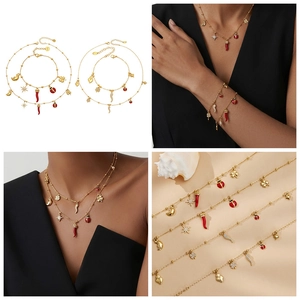 Détail de la parure plaquée or 18 carats avec trèfle et porte-bonheur variés