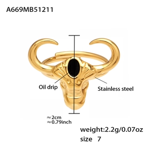 Detailansicht eines goldenen Stierkopfrings mit schwarzer Emaille und Maßen 2cm