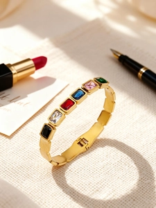 Dettaglio del bracciale placcato oro 18k con gemme rettangolari colorate e chiusura a molla