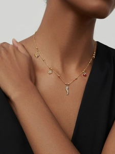 Détail du collier plaqué or 18 carats avec trèfle et pendentifs cœur sur mannequin