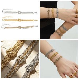 Dettaglio macro del bracciale a catena multifilo con nodo e finitura in oro e argento