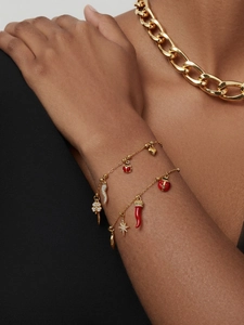 Détail de bracelets plaqués or 18k avec breloques zircon 5A et trèfle en émail rouge