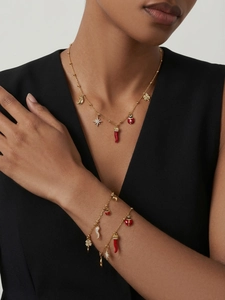 Détails du coffret collier et bracelet avec pendentifs trèfle et piment dorés à l'or 18 carats