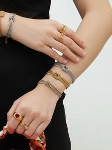 Dettaglio del bracciale a catena con nodi placcato oro 18k e anelli con pietre preziose