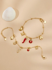 Détail de l'ensemble de bracelets en acier doré avec trèfle et pendentifs porte-bonheur