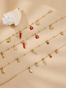 Détail de bracelets plaqués or 18 carats avec breloques coccinelle, trèfle et piment