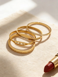 Macro-opname van goudkleurige roestvrijstalen armbandset met zirkoon en bewegende diamanten