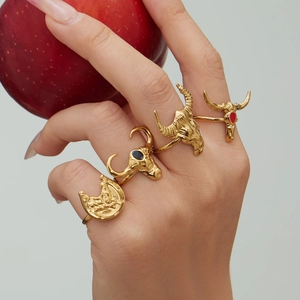 Anello testa di toro in acciaio placcato oro 18k con gemme rosse e nere incastonate