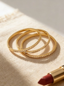 Gedetailleerde weergave van driedelige 18k vergulde roestvrijstalen armbanden met zirkoon