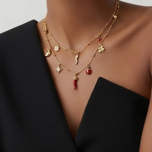 Collier double rang en acier plaqué or 18k avec pendentifs trèfle et piment rouge