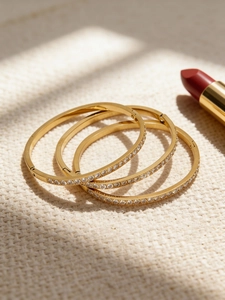 Detailoverzicht van de driedelige 18k vergulde armbandenset met zirkonia en hoogglans