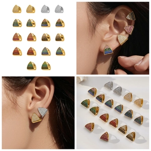 Dettaglio di orecchini a triangolo geometrico con pavé di zirconi multicolore