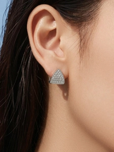 Primo piano di orecchini a triangolo geometrico con cristalli pavé su una modella