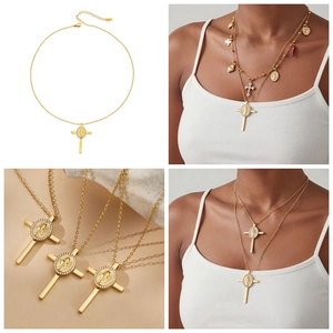 Dettaglio della collana con pendente a croce e medaglia ovale placcata in oro 18k