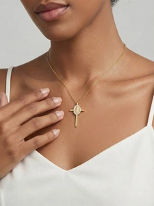 Dettaglio del ciondolo a croce placcato oro 18k con rilievo Maria e pietre in zircone