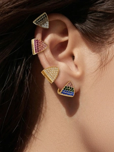 Dettaglio di quattro clip per orecchie a triangolo dorate con strass colorati brillanti