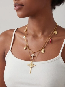 Dettaglio della collana multistrato placcata oro 18k con pendenti a croce religiosa