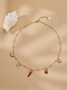Dettaglio della collana in acciaio placcato oro con marchio S.STEEL e cinque ciondoli mix