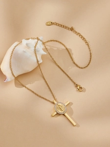 Dettaglio della collana a croce placcata oro 18k con zircone e rilievo della Vergine