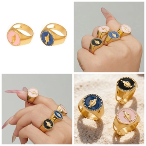 Détail d'une bague chevalière religieuse avec émail coloré et plaqué or 18 carats