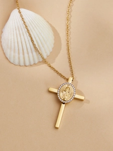 Dettaglio della collana a croce dorata con pietre di zircone e pendente icona