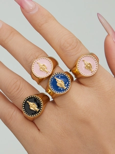 Lot de quatre bagues chevalières Madone plaquées or 18 carats avec émail coloré sur les mains