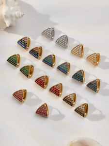 Dettaglio di orecchini a cerchio triangolari con zirconi colorati e finitura in oro 18k