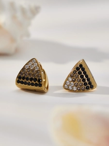 Macro di orecchini a triangolo placcati oro 18k con zirconi incastonati a gradiente