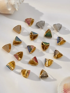 Dettaglio degli orecchini geometrici a triangolo con zirconi colorati e placcatura oro 18k