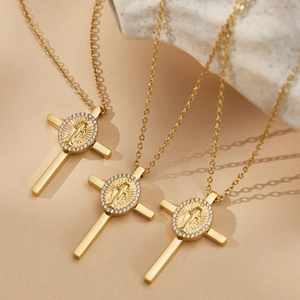 Collana a croce in acciaio inossidabile placcato oro 18k con zirconi e medaglia
