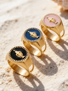 Trois bagues chevalières en acier plaqué or 18k avec design émaillé Marie sur le sable