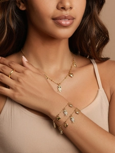 Detail von 18k Gold Eulen-Halskette und Herz-Armband Set mit Zirkonia auf Modell