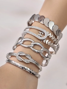 Detailansicht von Silberarmbändern aus Edelstahl mit Zirkonia Blatt und Kleeblatt