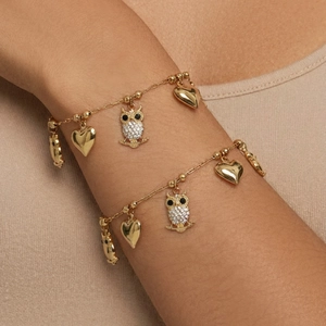 Vergoldete Edelstahl-Armbänder mit Eulen- und Herzanhängern und Zirkonia-Steinen