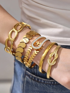 Details von 18k vergoldeten Weizenblatt-Armbändern mit Zirkonia-Inlays am Handgelenk