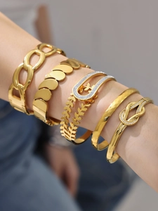 Set aus vergoldeten Armbändern mit Weizenmustern und funkelnden Zirkonia-Steinen