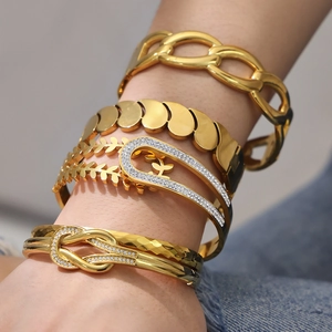 Set aus vier 18k vergoldeten Edelstahlarmbändern mit Zirkonia und Weizenblatt-Motiven