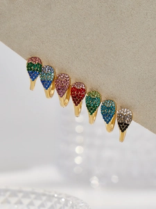 Détail de boucles d'oreilles goutte avec pavé de zircons colorés plaqués or 18 carats