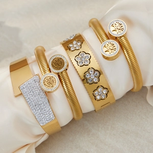 Set di quattro bracciali in acciaio inossidabile placcato oro 18k con fiori e albero della vita