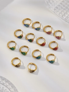 Détail des boucles d'oreilles huggies plaquées or 18k avec micro-pavage en zircons colorés