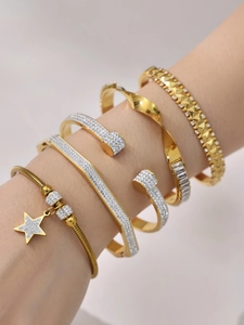 Gros plan détaillé d'un ensemble de bracelets plaqués or 18k avec zircons sur un poignet