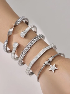 Détail d'un ensemble de bracelets argentés sertis de zircons 5A et pendentif étoile