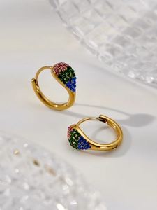 Détail des boucles d'oreilles gouttes plaquées or 18k avec zircons colorés